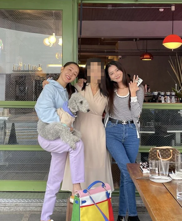 여배우의 반전 매력 엄지원 안내