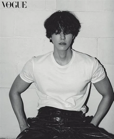 김우빈 근황과 프로필 신민아 관련 이미지