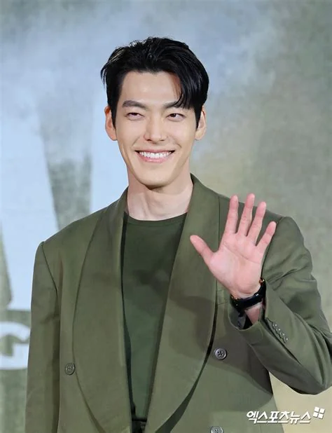 김우빈 근황과 프로필 신민아 안내